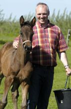 Harald Andresen mit Fohlen